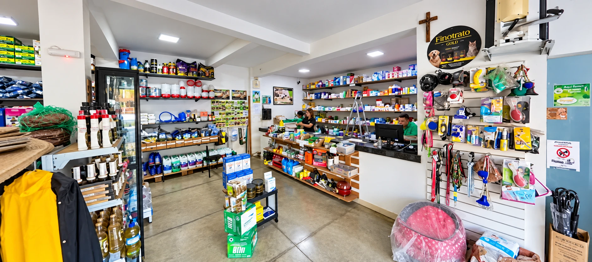 Interior da Casa do Produtor com rações, produtos veterinários e acessórios